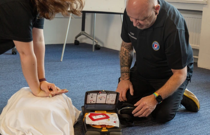 Using an AED including CPR course — St Andrew’s First Aid Stirling